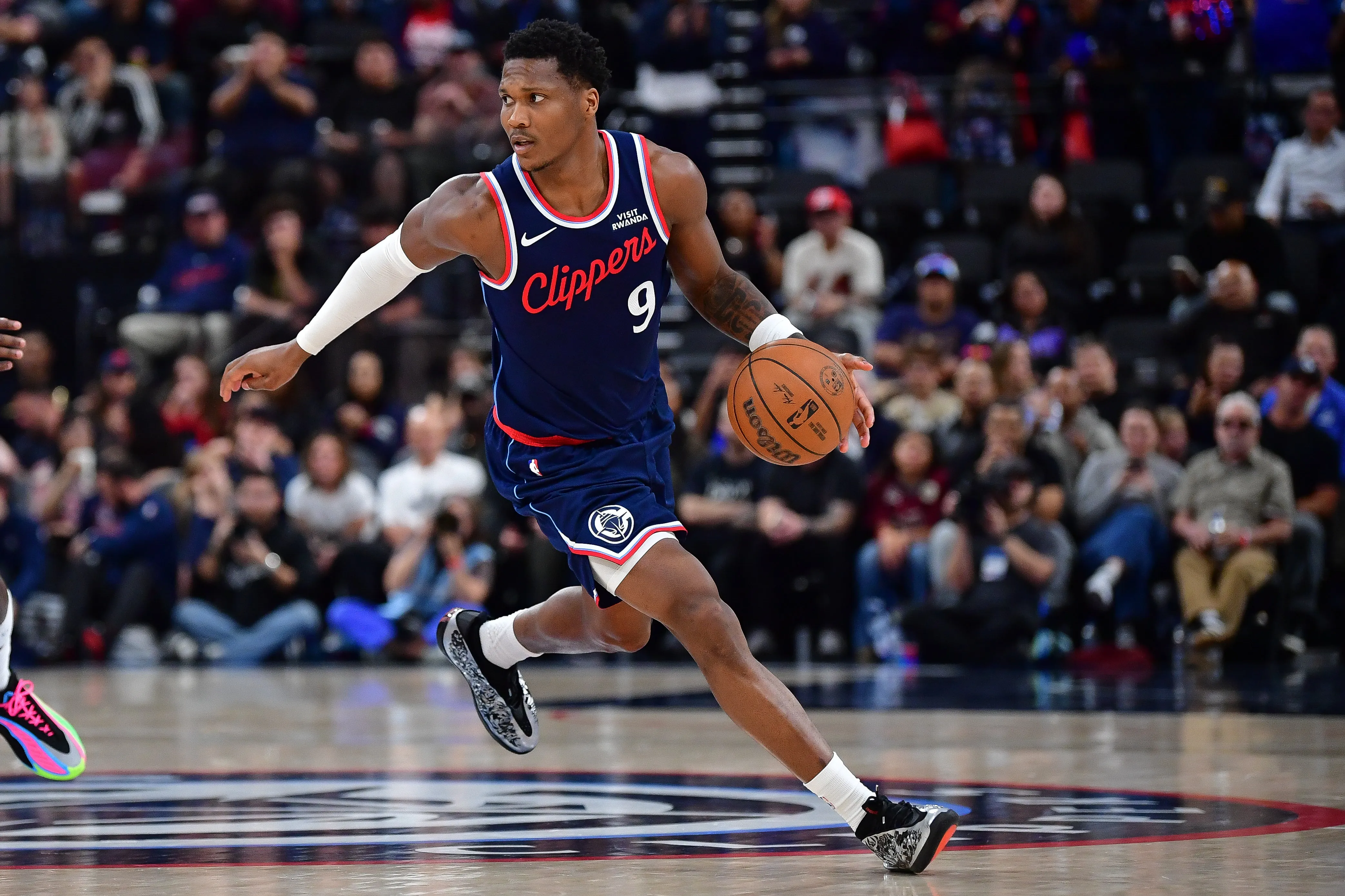 Young Clippers Guard Chasing Status as NBA’s Best Two-Way Star