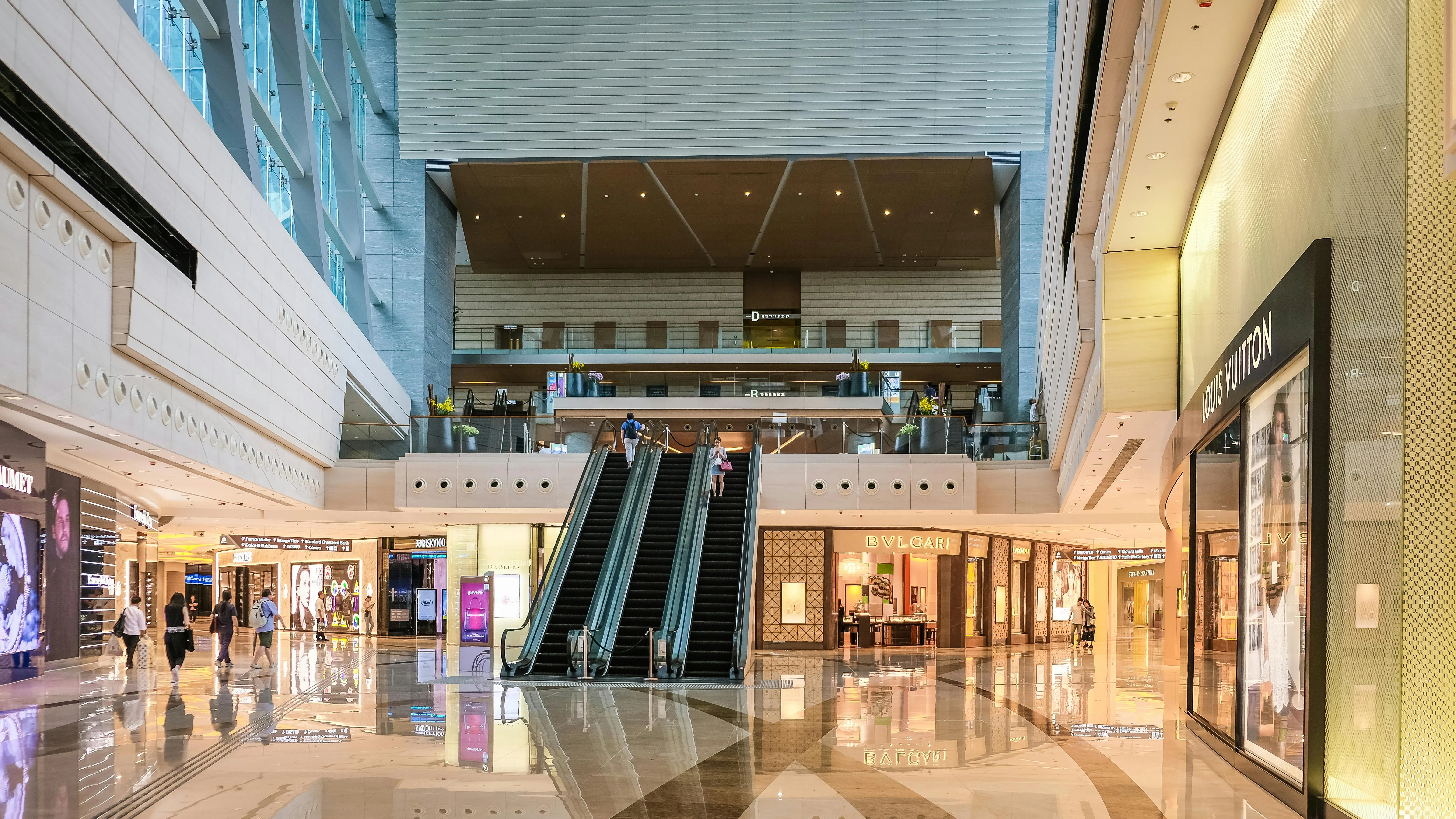 15 Unwritten Mall Etiquette Rules from the ’90s