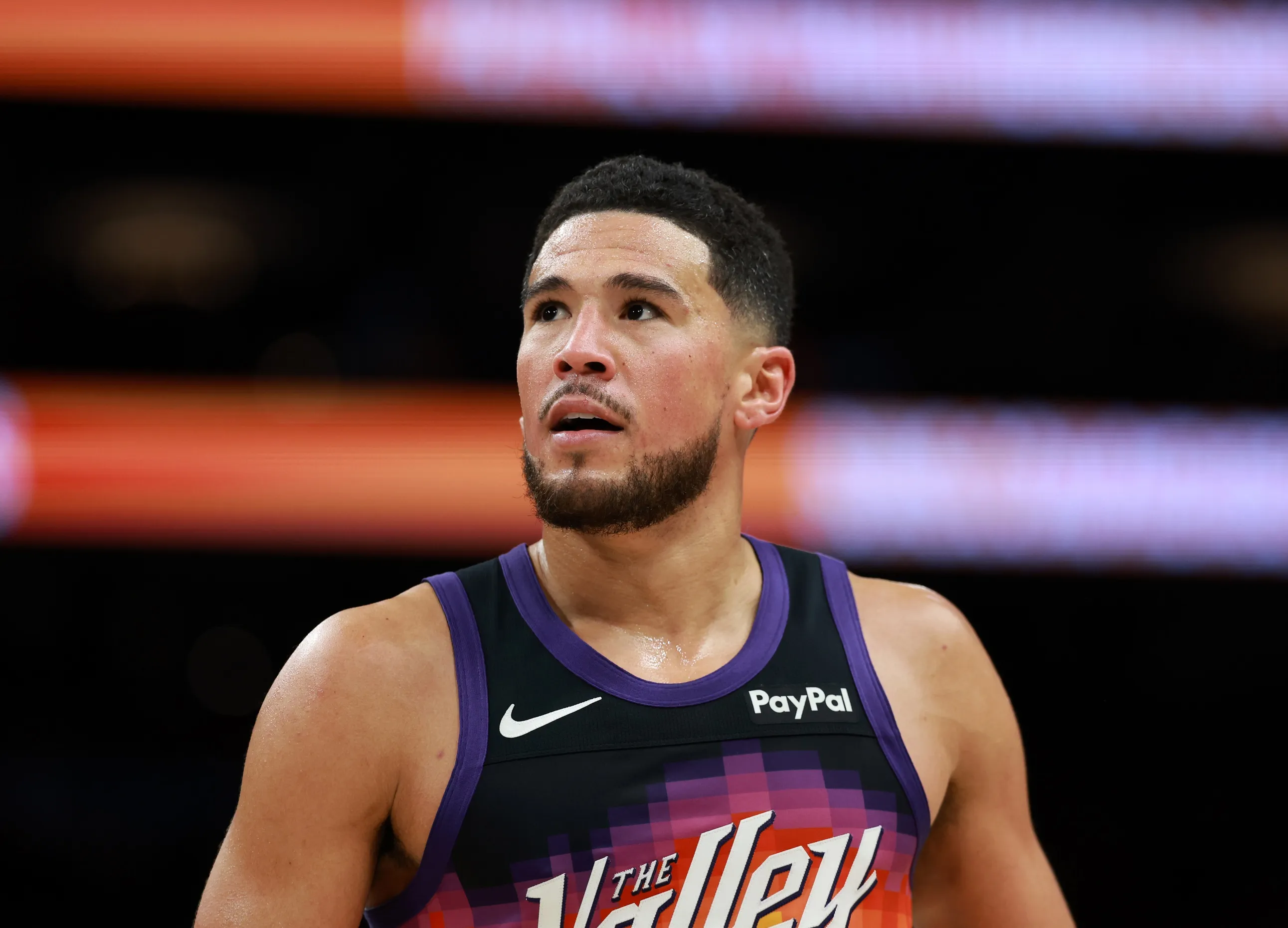 Booker’s Poster Dunk Lifts Surging Suns Past Knicks