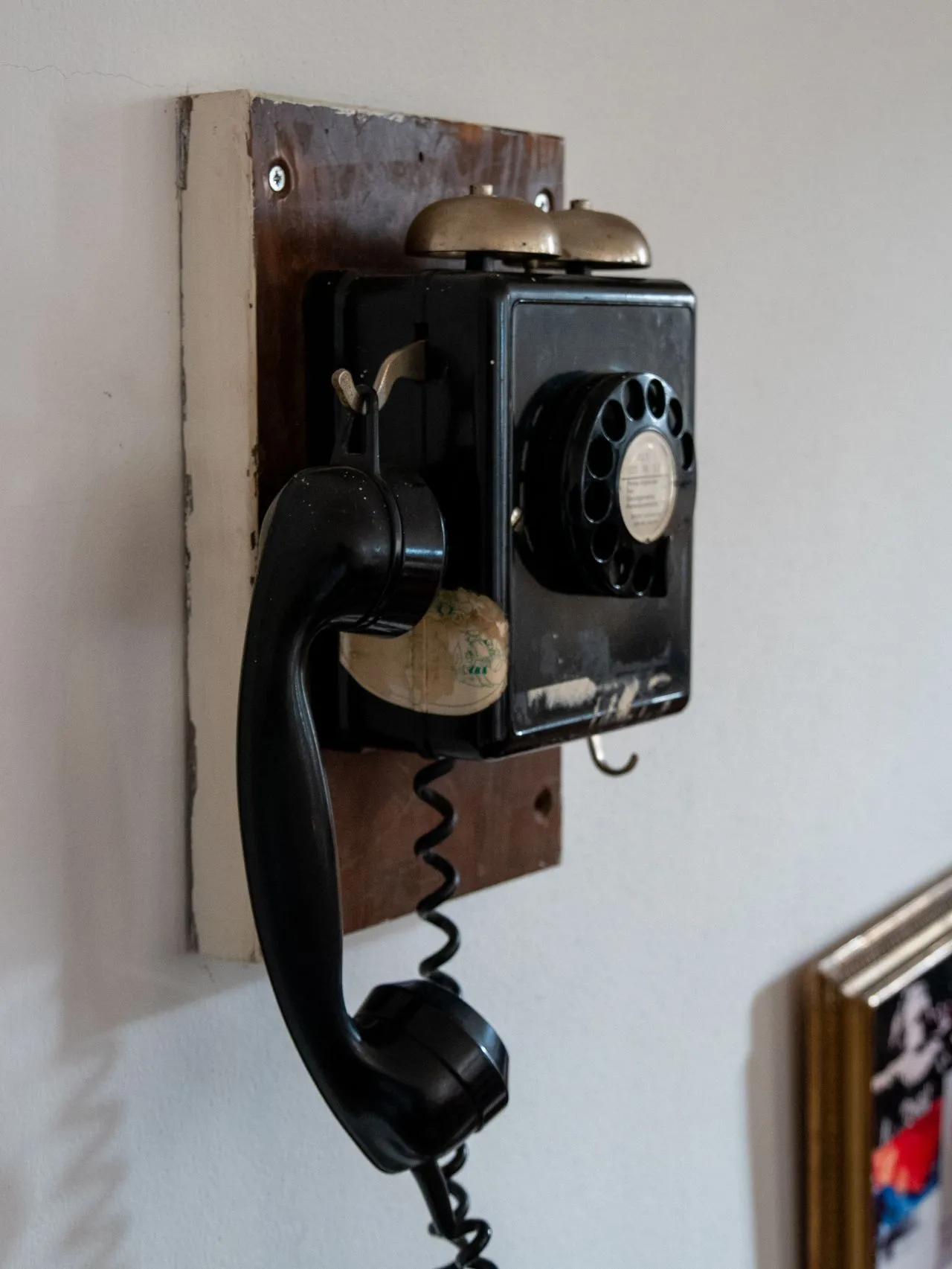 18 Things Teenagers Did When Someone Else Was Using the Phone in the '90s
