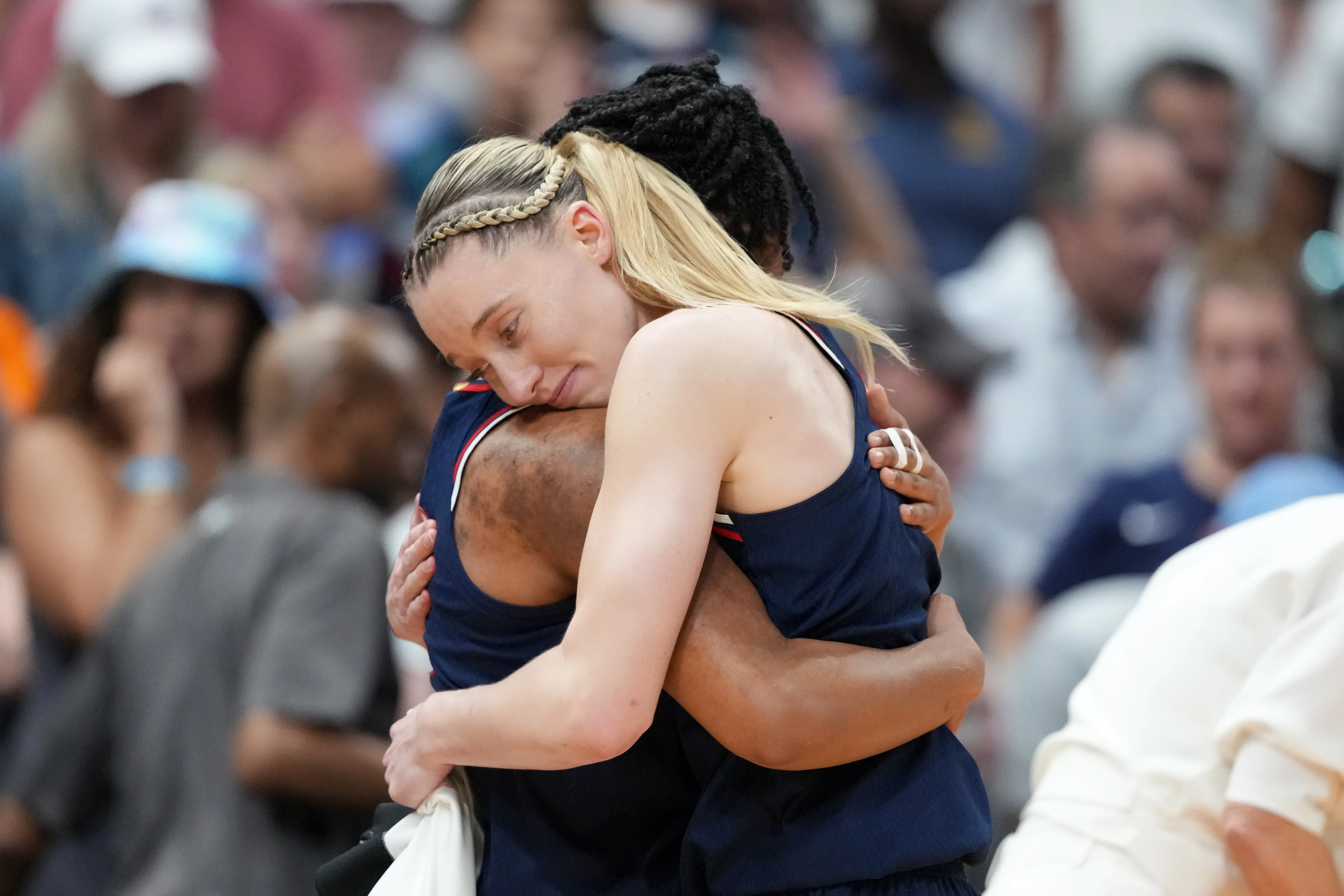 Apr 6, 2025; Tampa, FL, USA; Connecticut Huskies guard Paige Bueckers (5) and guard KK Arnold (2) hug during the second half against the South Carolina Gamecocks of the national championship of the women’s 2025 NCAA tournament at Amalie Arena. 