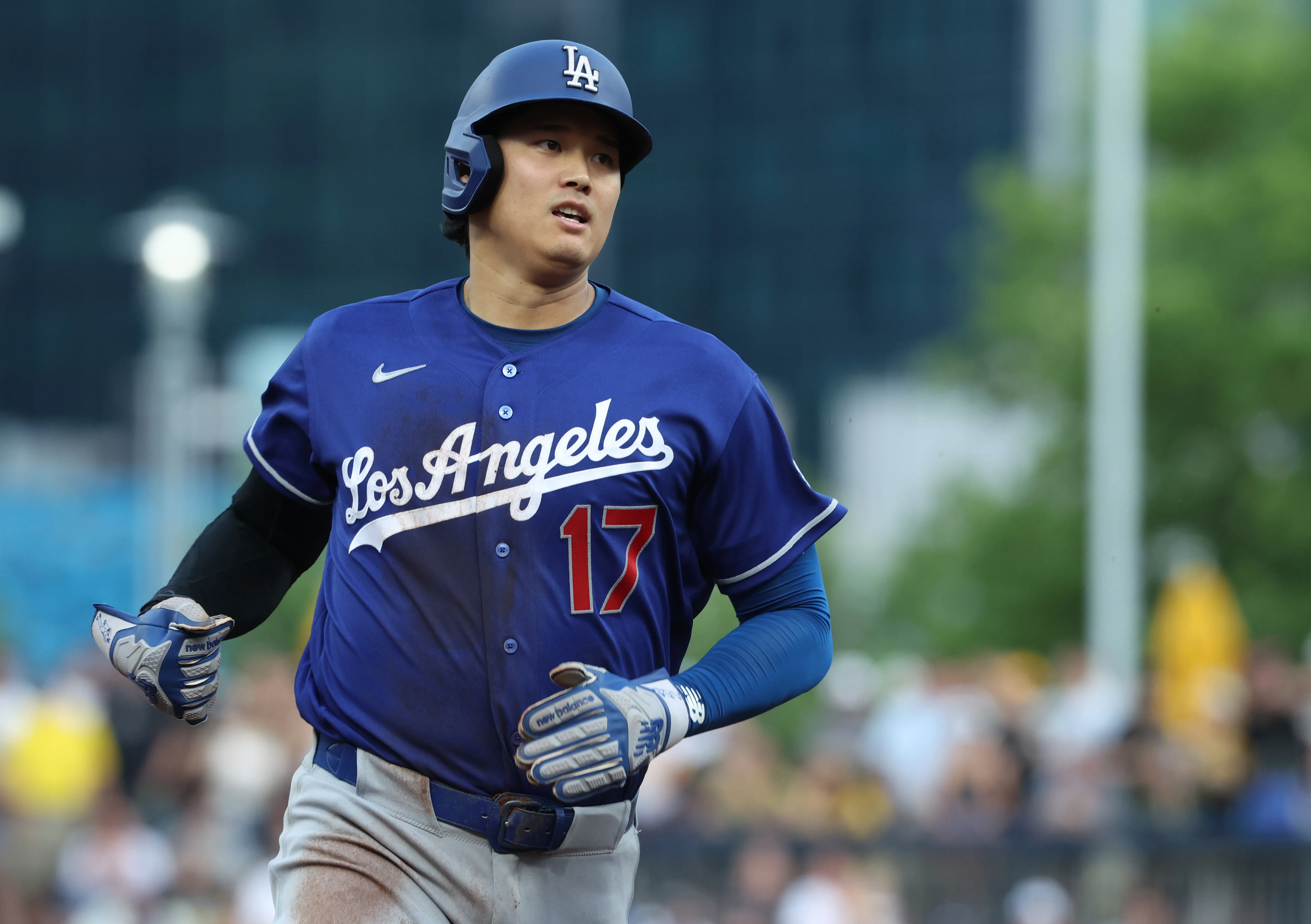 Shohei Ohtani Exits Dodgers Game With Knee Inflammation Amid Injury Concern