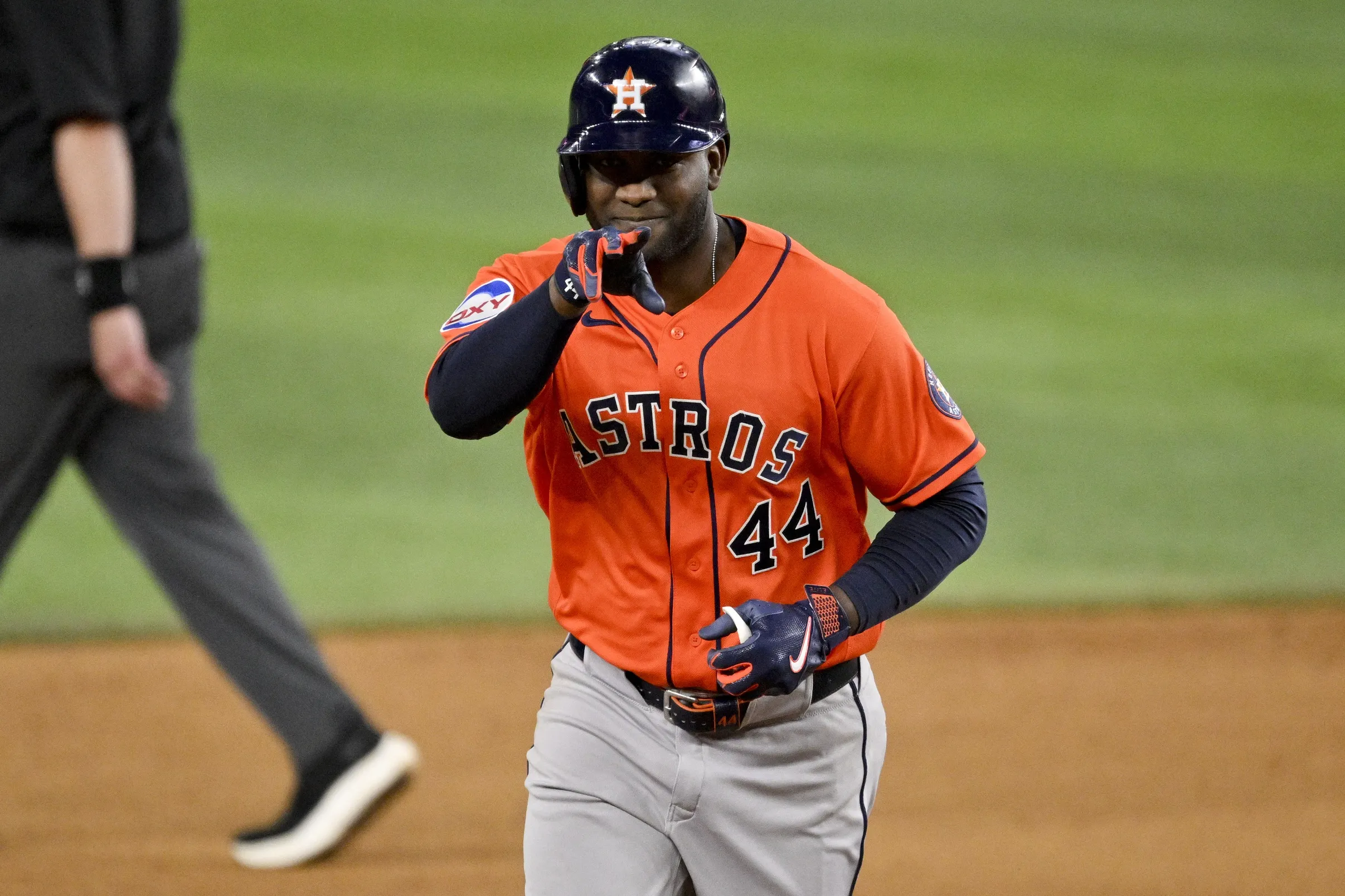 Yordan Alvarez Matches Munetaka Murakami in AL Home Run Race as Power Surge Continues