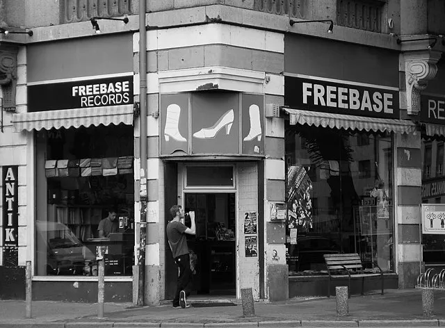 14 Neighborhood Businesses That Were Everywhere in the 1970s