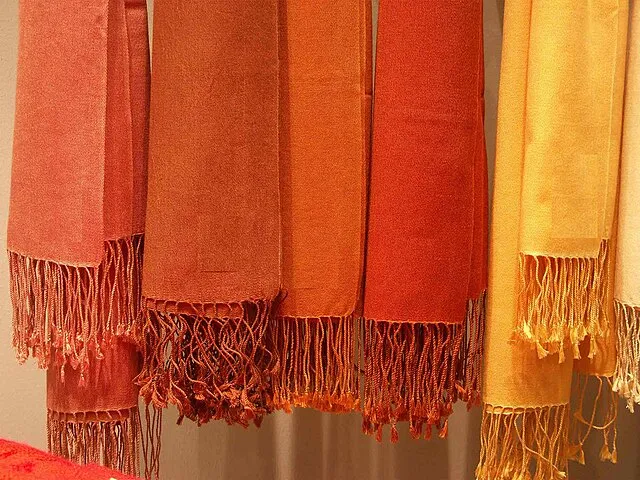 Sogenannte Pashmina-Schals on Wikimedia Commons