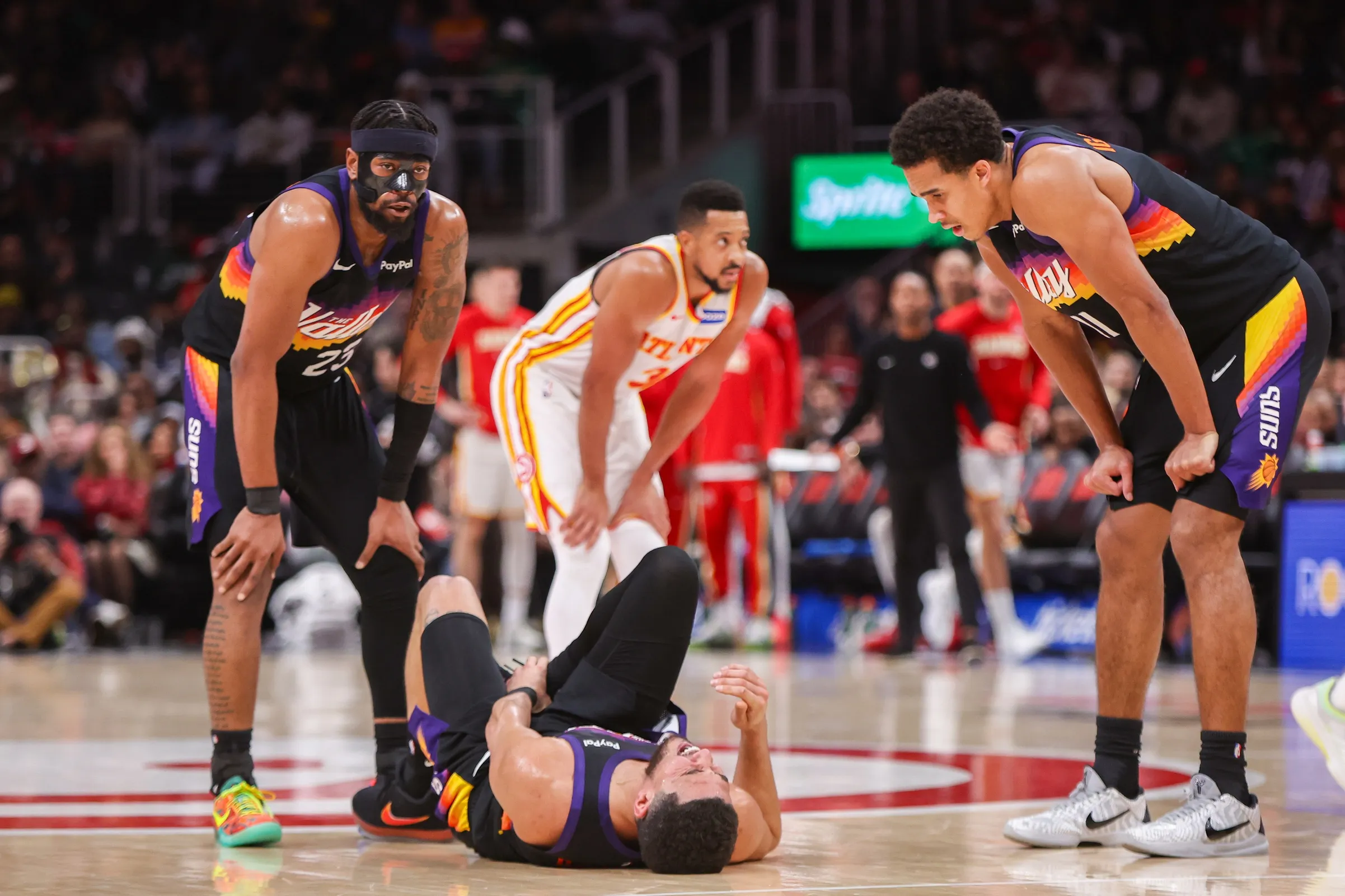Suns’ Road Woes Deepen as Booker, Green Exit With Injuries
