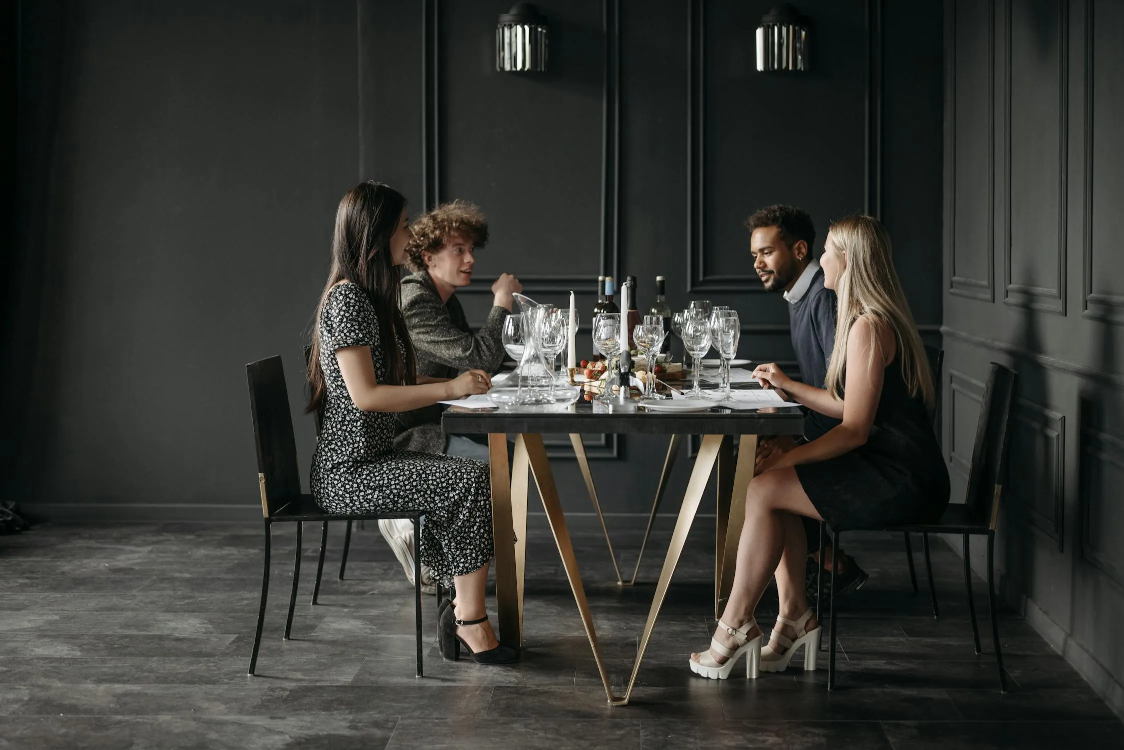 20 Unspoken Rules of Etiquette Everyone Used to Know