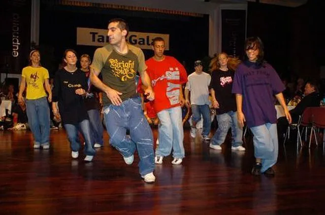 10 Popular Dance Moves from the 1980s