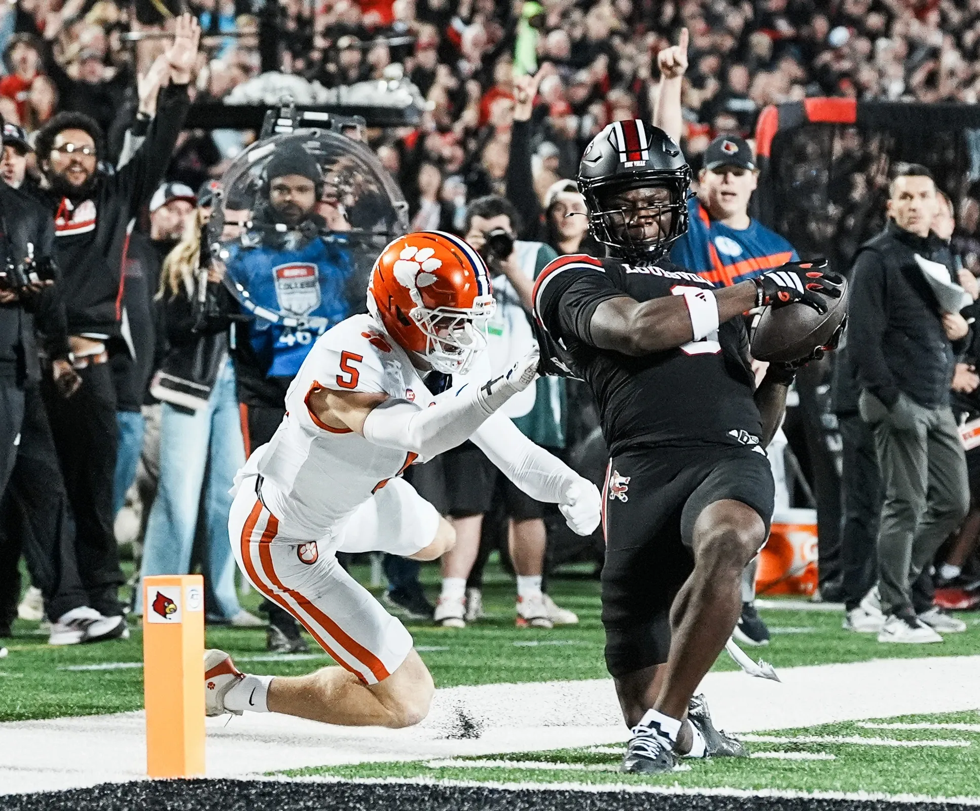 Louisville Faces Kentucky Without Moss and Bell After Week 13 Collapse