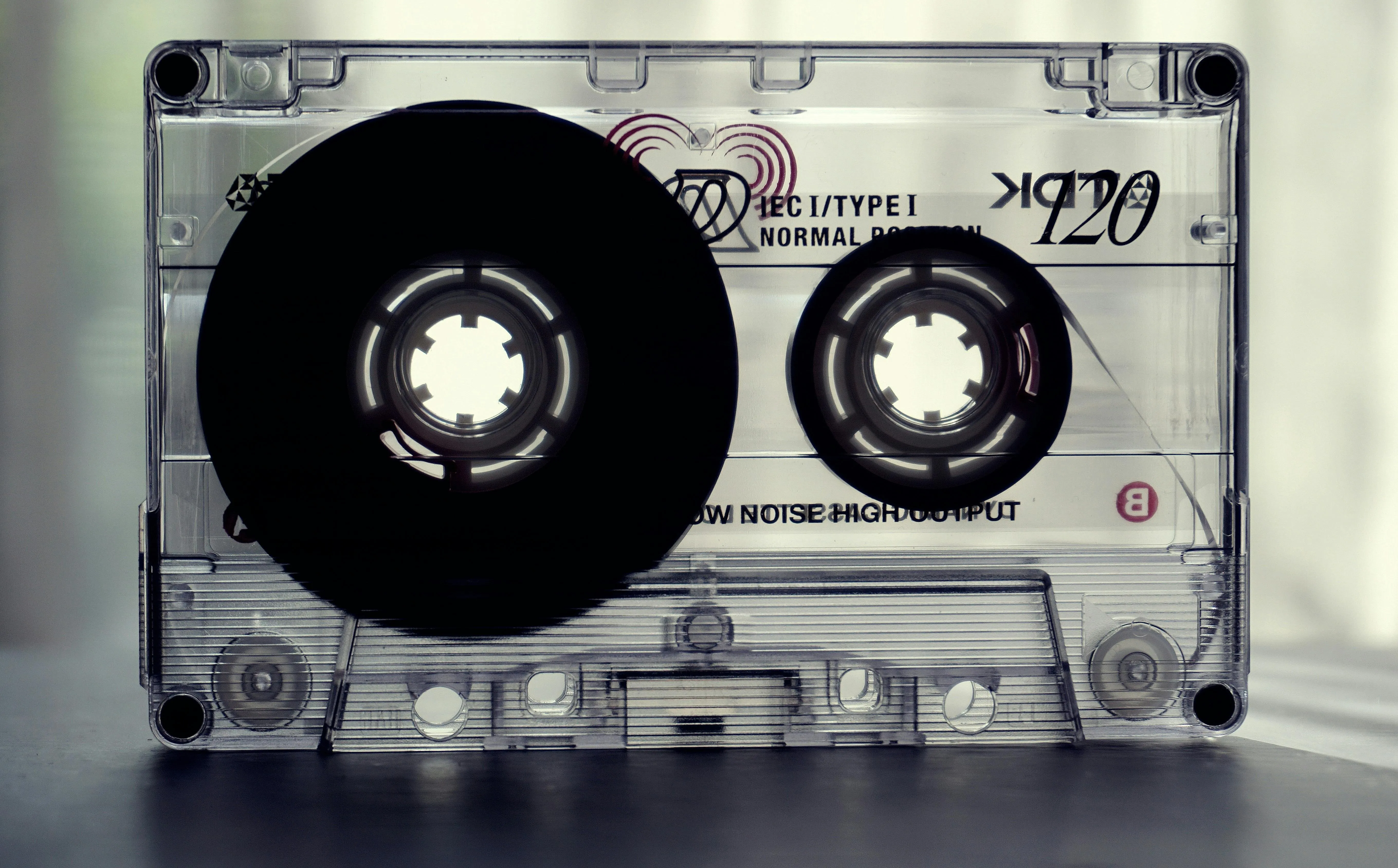 15 Sounds You Always Heard in a 1980s Home That Are Rare Today